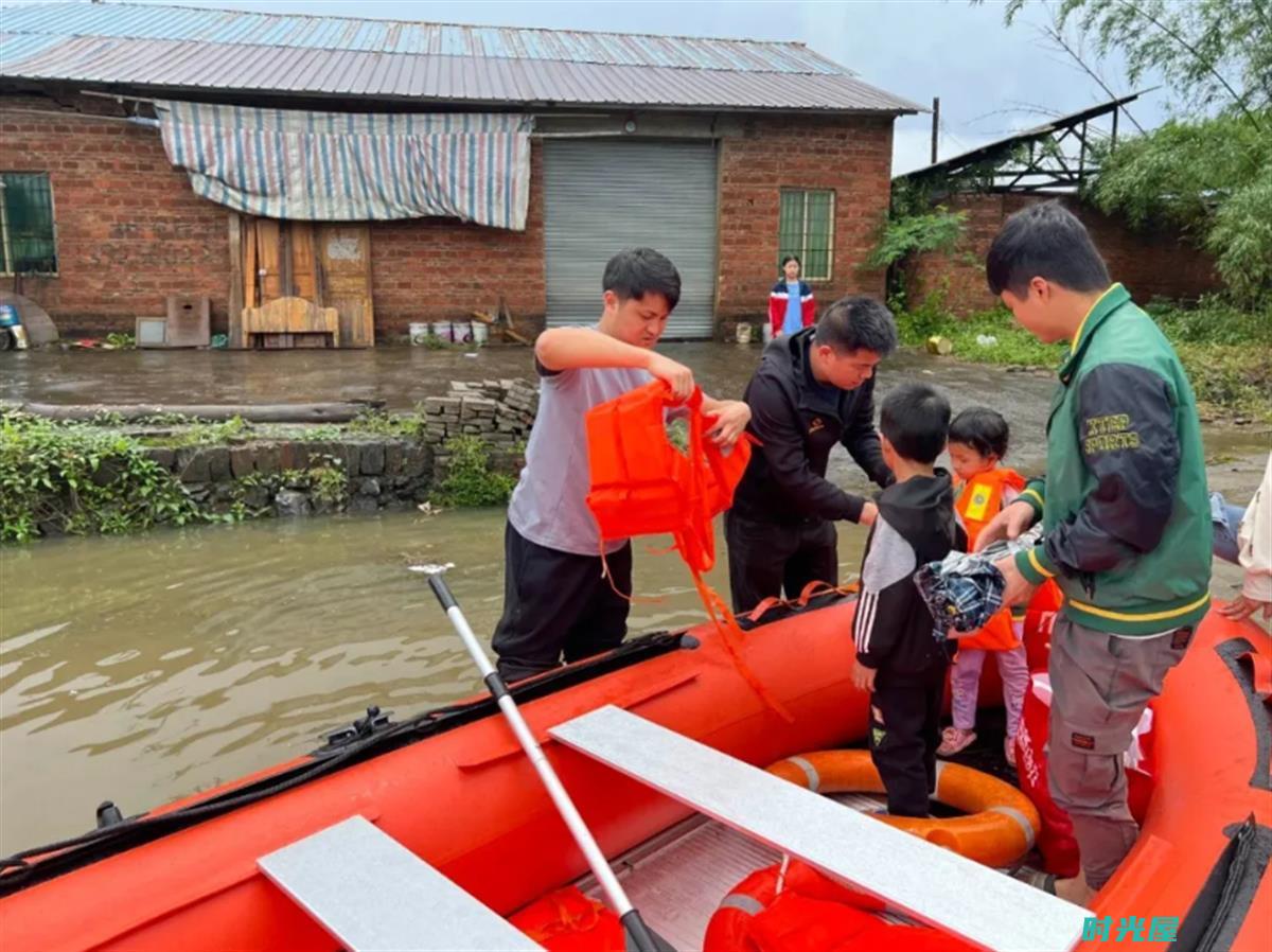 洪水深达两米-商户店铺仓库被淹-广东清远英德洪灾肆虐
